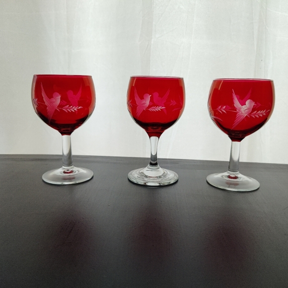 3 | red 🍒♥️ flashed glass | Vintage Wine Glasses with Etched Birds 🐦 - Picture 3 of 10